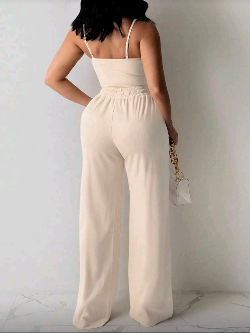 Combinaison beige élégante à bretelles