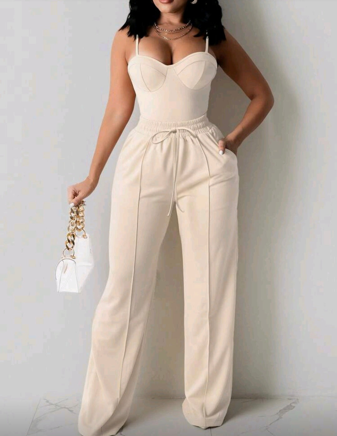 Combinaison beige élégante à bretelles