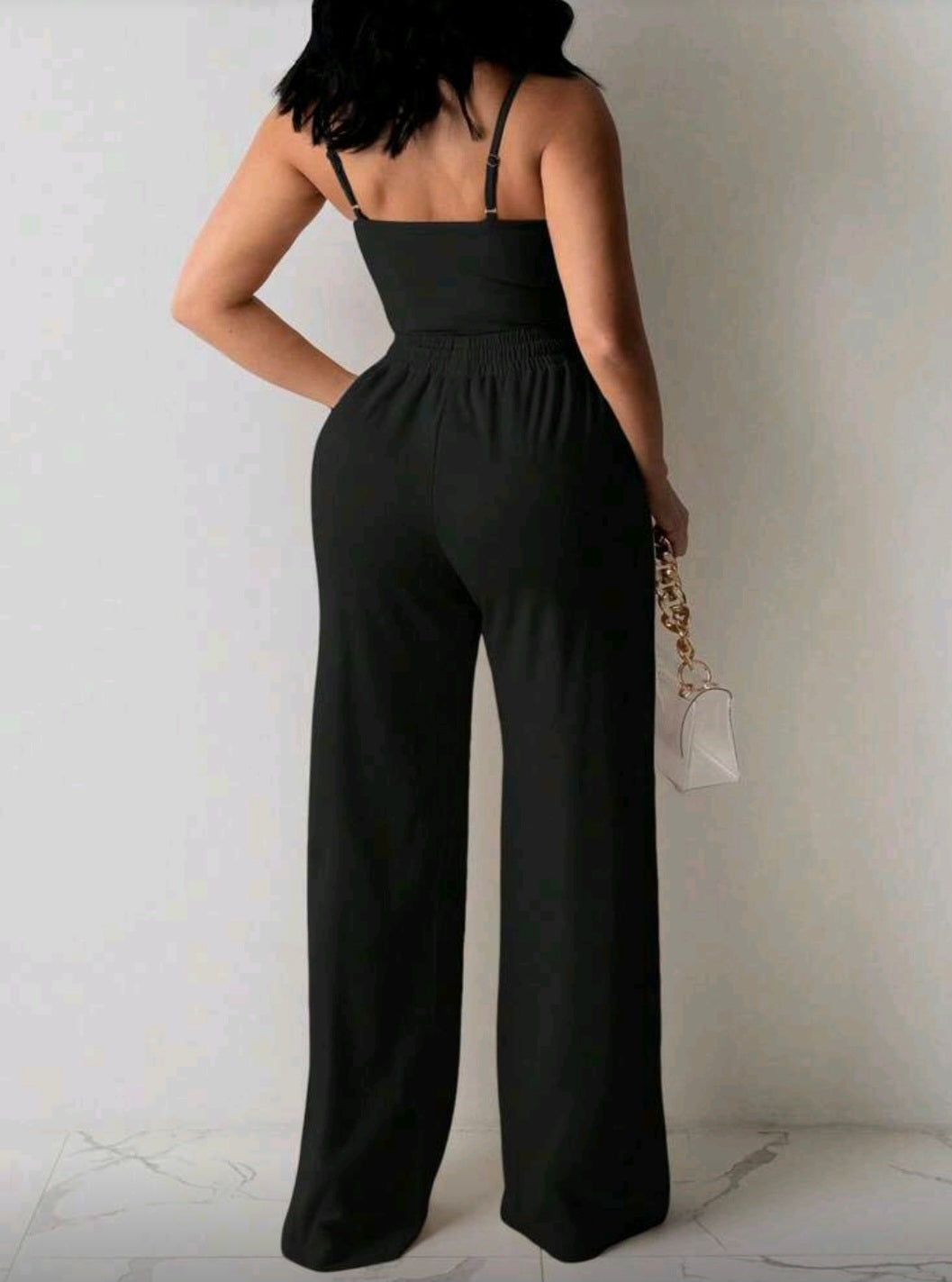 Combinaison noire élégante à bretelles