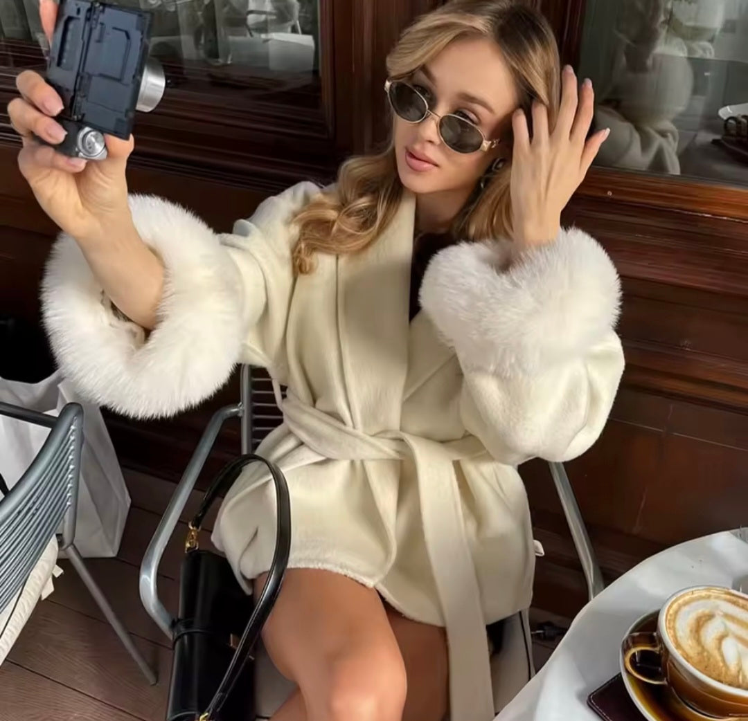 Veste beige ceinturée à manches effet fourrure – élégance chic et sophistiquée