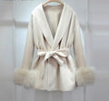 Veste beige ceinturée à manches effet fourrure – élégance chic et sophistiquée