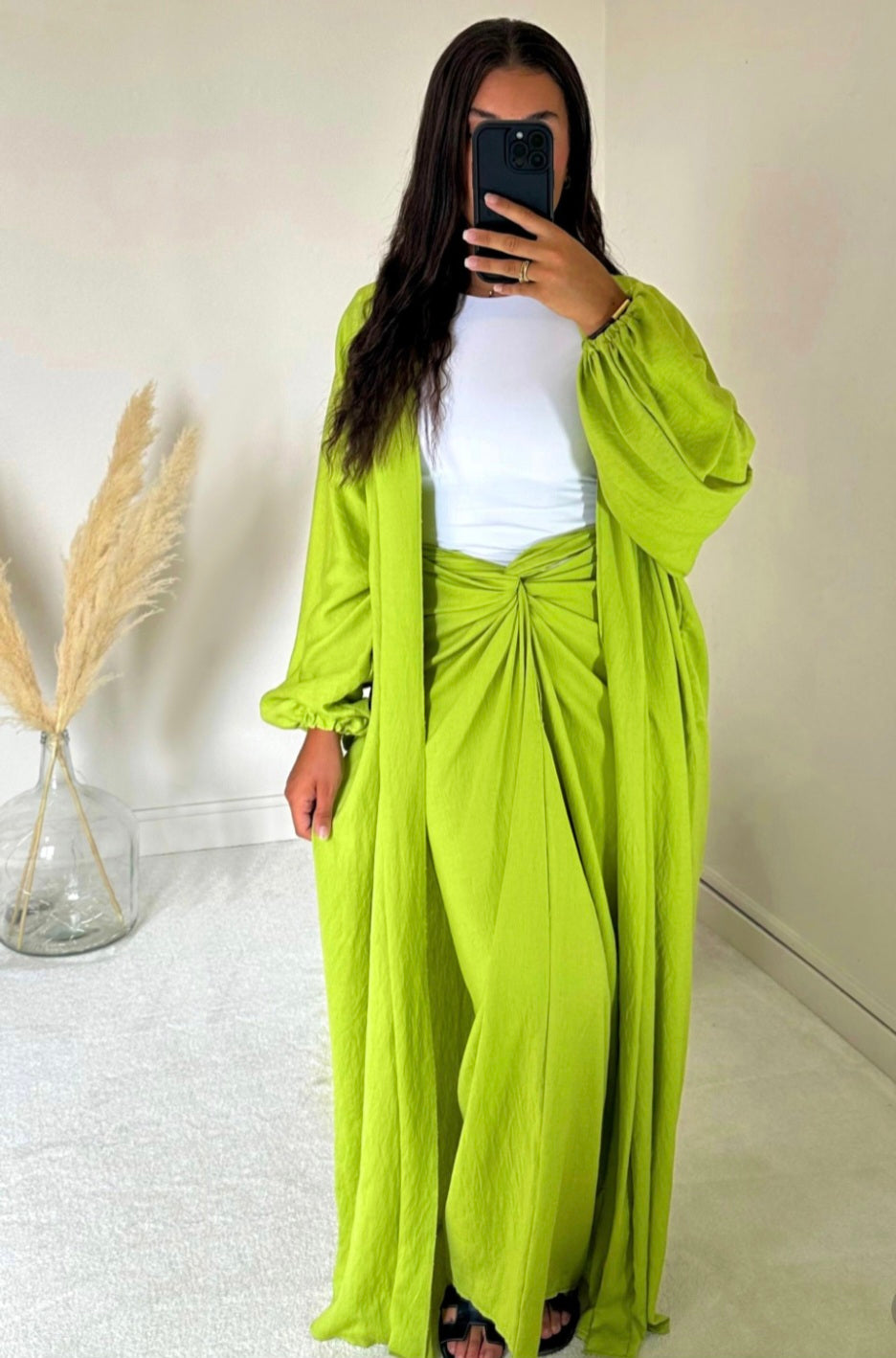 Ensemble vibrant et élégance audacieuse avec ce kimono et sa jupe