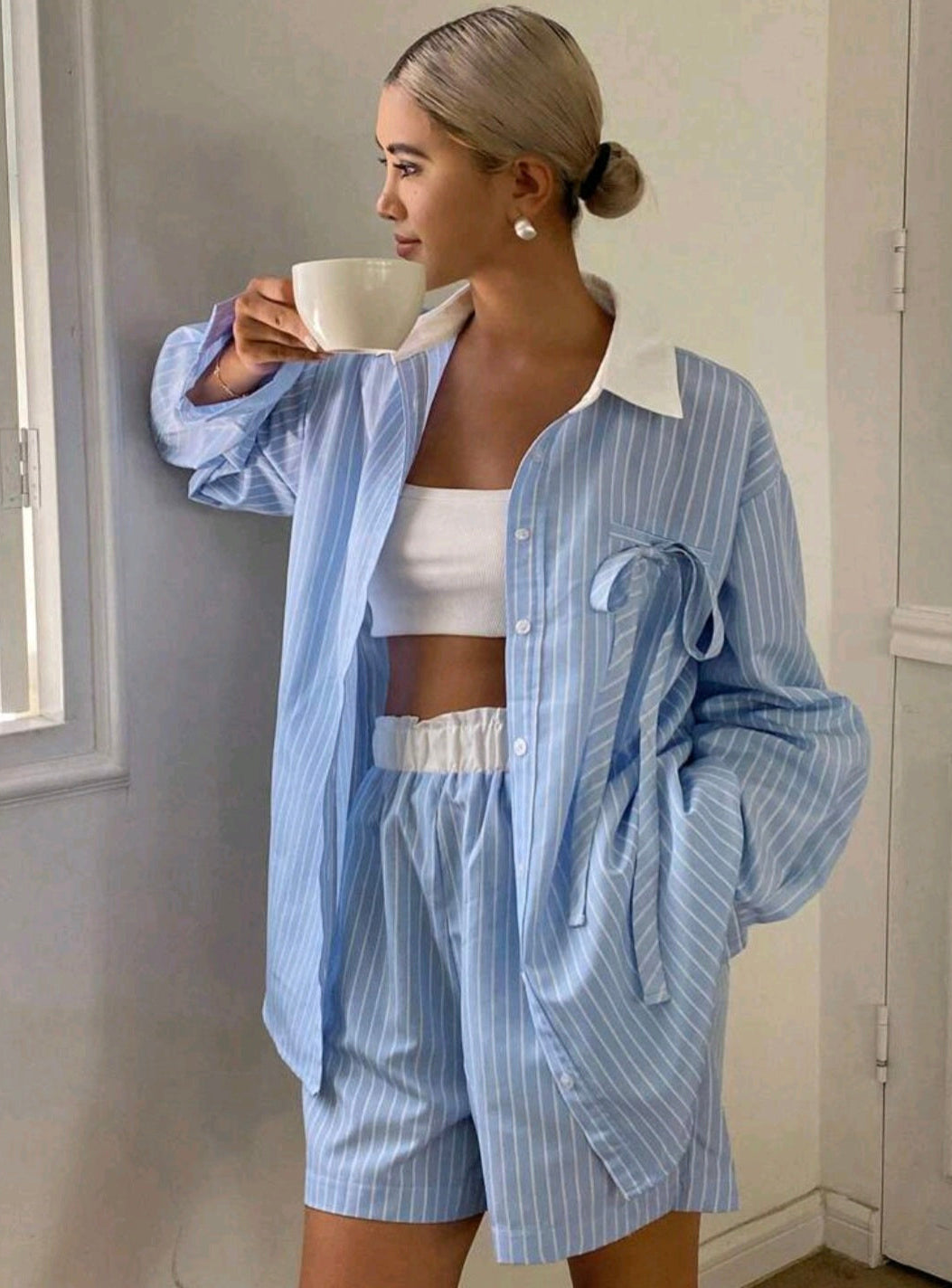 Ensemble rayé bleu ciel oversize avec col contrastant et short assorti en reassort